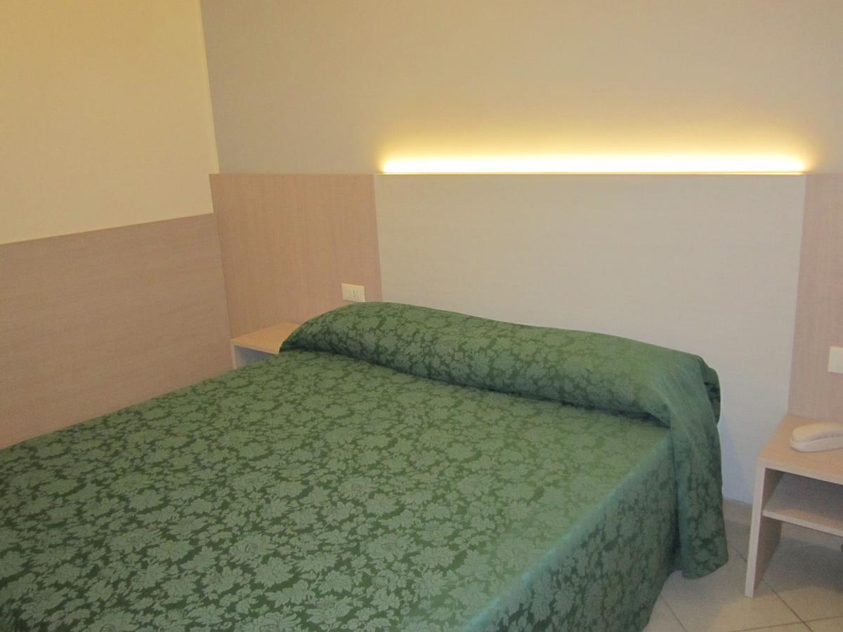 Hotel Andrea'S Римини Экстерьер фото