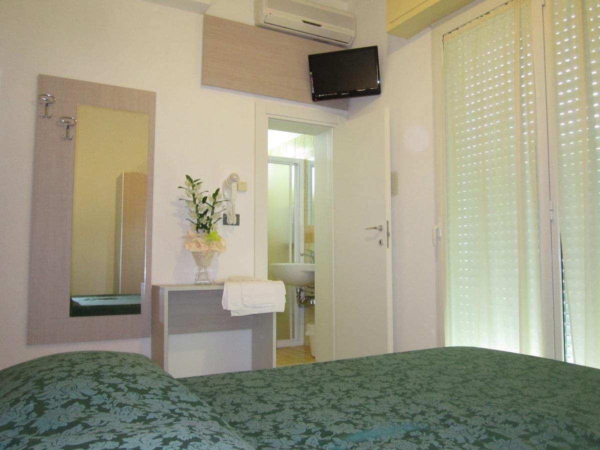 Hotel Andrea'S Римини Экстерьер фото