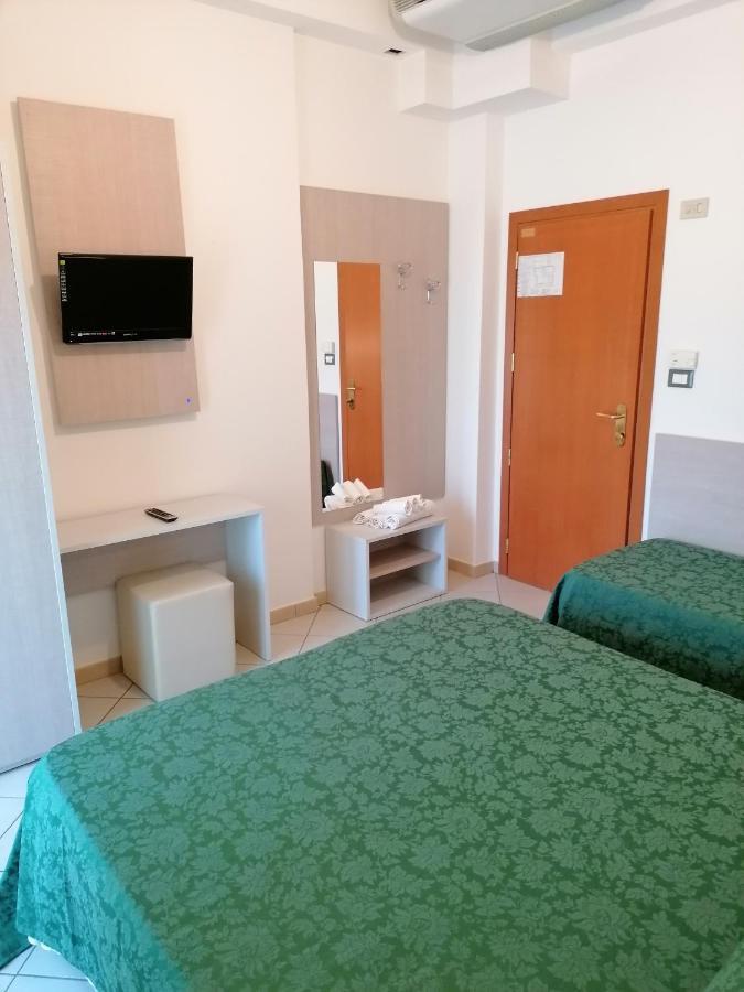 Hotel Andrea'S Римини Экстерьер фото